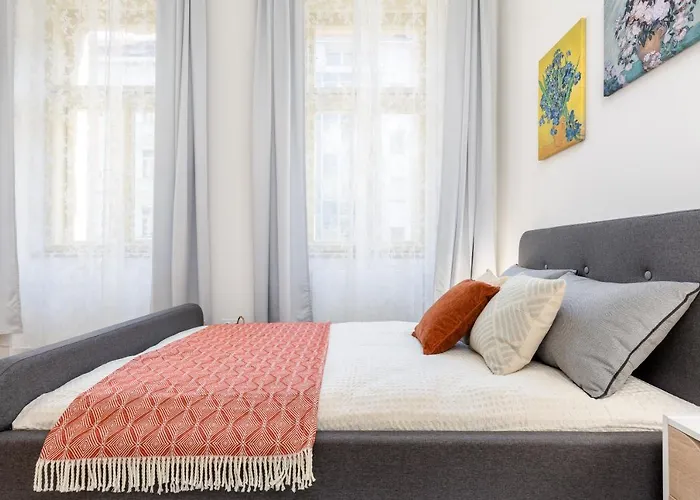 Bright Aparment Close To Wenceslas Square With Parking