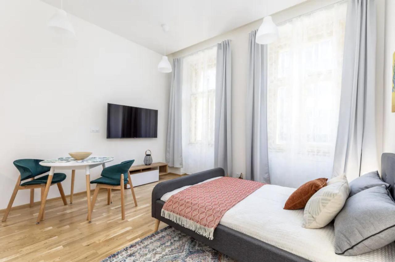 Bright Aparment Close To Wenceslas Square With Parking