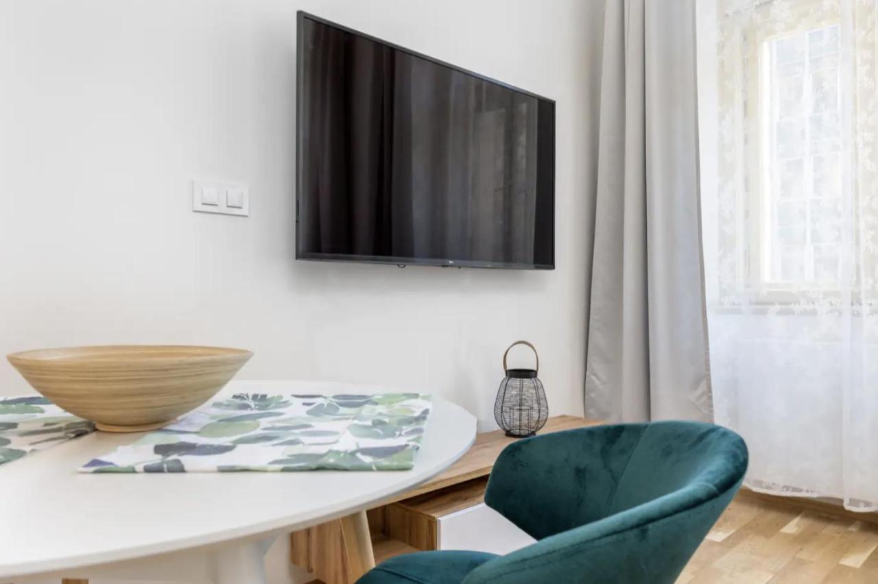 Bright Aparment Close To Wenceslas Square With Parking